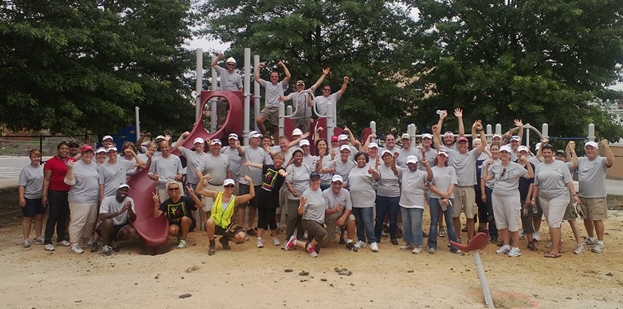 Volunteer builders take a group photo.